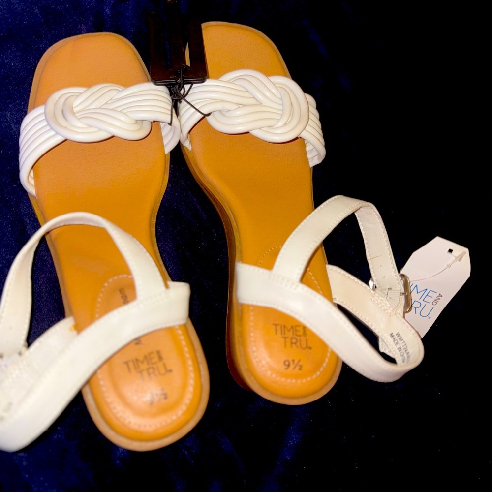 TIME AND TRU SANDLES SIZE 9 1/2 (WHITE)